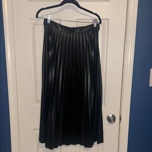 Elegant Black Faux Leather Pleated Skirt